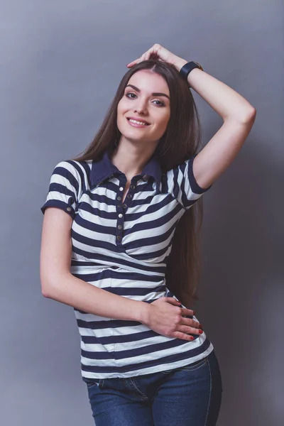 Uzun Kahverengi Saçlı Genç Bir Kız Stüdyoda Poz Veriyor Gülümsüyor — Stok fotoğraf