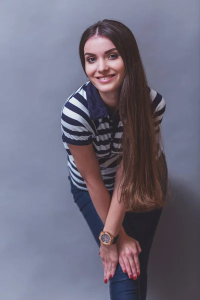 Joven Chica Hermosa Con Pelo Castaño Largo Posando Estudio Sonriendo — Foto de Stock