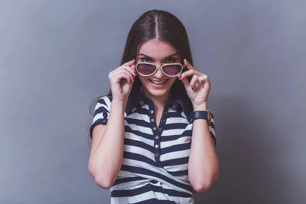 Menina Bonita Nova Com Óculos Posando Estúdio Sorrindo Olhando Para — Fotografia de Stock