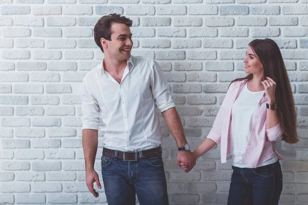 Jovem Casal Bonito Posando Estúdio Expressar Emoções Gestos Sorrindo Contra — Fotografia de Stock