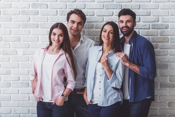 Grupo Cuatro Jóvenes Guapos Vestidos Diario Posando Estudio Sonriendo Mirando — Foto de Stock