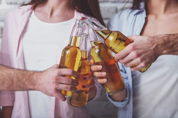 Brinde Close Jovens Felizes Aplaudindo Com Cerveja Sorrindo Enquanto Unem — Fotografia de Stock
