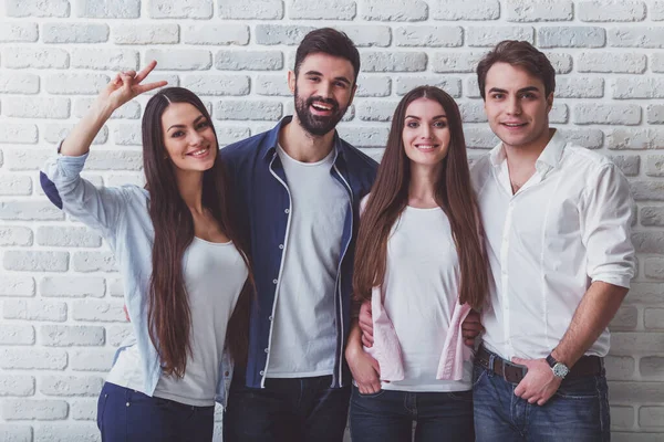 Gruppe Von Vier Jungen Schönen Menschen Alltagskleidung Posiert Studio Lächelt — Stockfoto