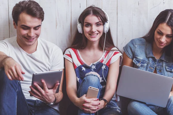 Grupo Jóvenes Atractivos Sentados Suelo Usando Ordenador Portátil Tablet Teléfonos —  Fotos de Stock