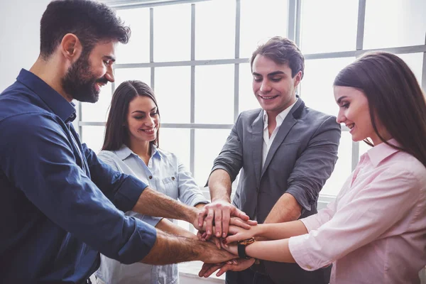 Sorrindo Quatro Empresários Segurando Mãos Juntas Círculo Enquanto Estavam Janela — Fotografia de Stock