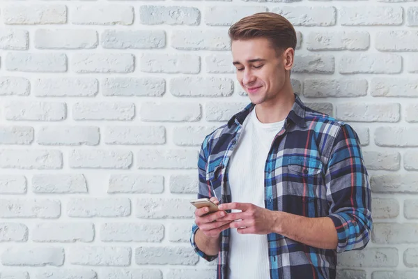 Mooie Jonge Man Casual Wear Met Telefoon Hand Achtergrond Witte — Stockfoto