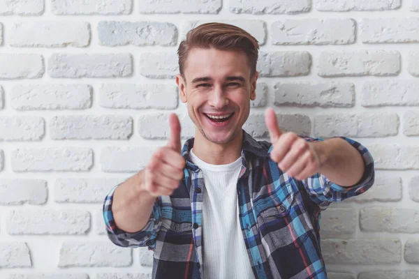 Jovem Bonito Roupas Casuais Expressando Suas Emoções Fundo Uma Parede — Fotografia de Stock