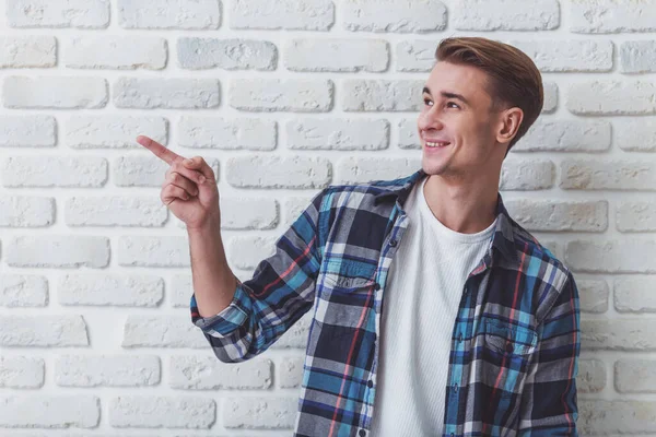 Schöner Junger Mann Lässiger Kleidung Der Seine Emotionen Auf Dem — Stockfoto