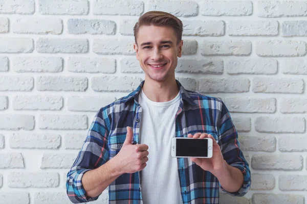 Jovem Bonito Casual Desgaste Segurando Telefone Mão Sobre Fundo Parede — Fotografia de Stock