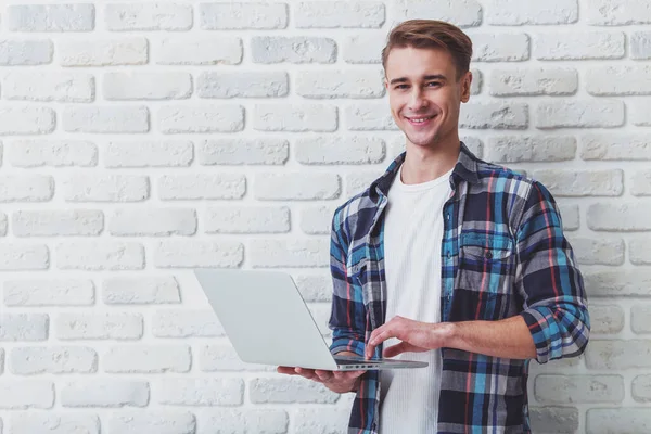 Mooie Lachende Man Staan Tegen Achtergrond Van Een Witte Muur — Stockfoto