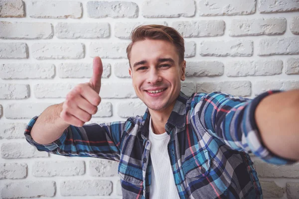 Vacker Ung Man Casual Kläder Gör Selfie Bakgrund Vita Tegelvägg — Stockfoto