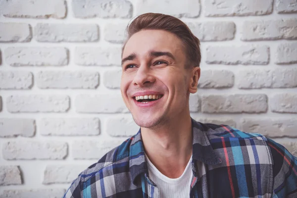 Schöner Junger Mann Lässiger Kleidung Macht Selfie Auf Weißem Backsteingrund — Stockfoto