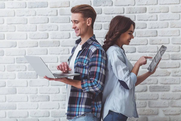 Jonge Mooie Paar Ophouden Een Laptop Als Tabletcomputer Een Bakstenen — Stockfoto