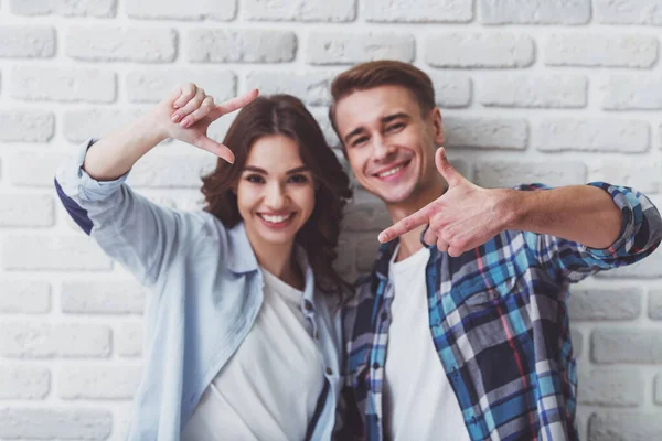 Hermosa Joven Pareja Enamorada Expresando Sus Emociones Fondo Pared Ladrillo — Foto de Stock