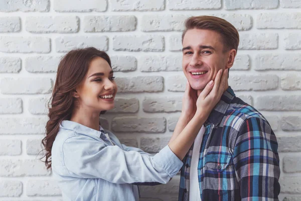 Mooie Jonge Paar Liefde Uiten Hun Emoties Bakstenen Muur Achtergrond — Stockfoto