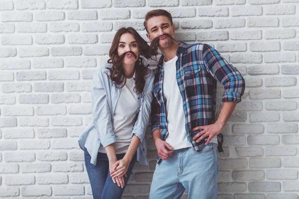 Belo Jovem Casal Apaixonado Expressando Suas Emoções Fundo Parede Tijolo — Fotografia de Stock