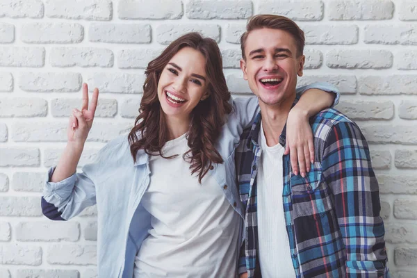 Belo Jovem Casal Apaixonado Expressando Suas Emoções Fundo Parede Tijolo — Fotografia de Stock