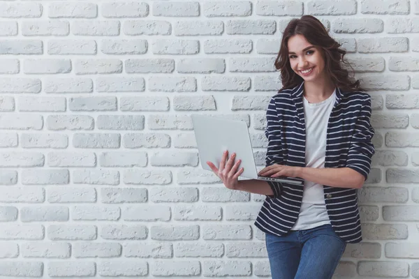 Young Beautiful Woman Using Laptop Dressed Striped Jacket Blue Trousers — Stock Photo, Image