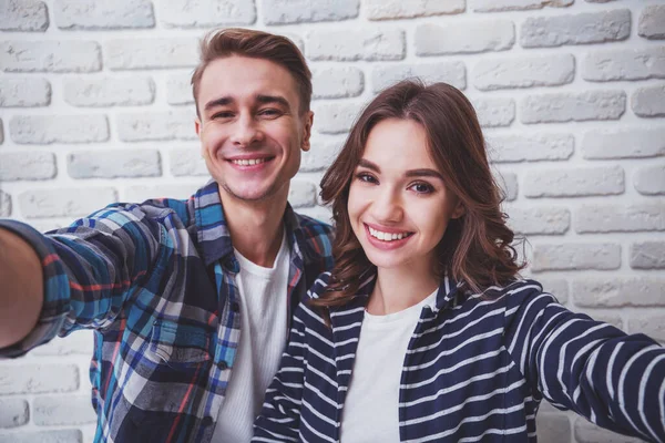 Feliz Joven Pareja Hace Selfie Vestido Con Ropa Elegante Fondo — Foto de Stock