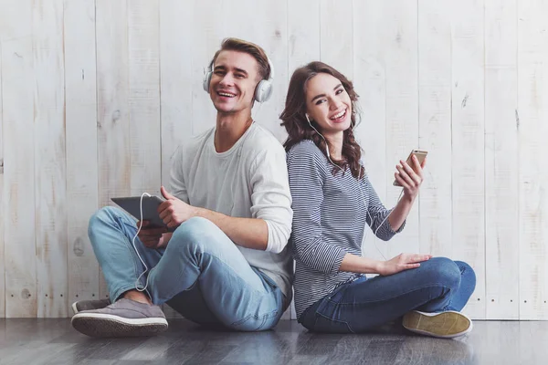 Chica Usando Teléfono Inteligente Tipo Que Usa Una Tableta Con — Foto de Stock