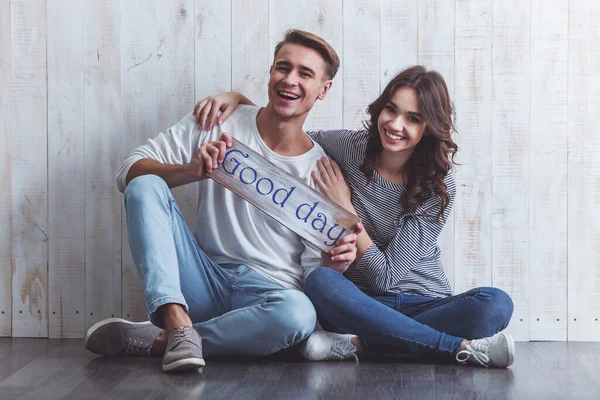 Glückliches Junges Paar Hält Das Schild Das Sagt Sitzt Auf — Stockfoto