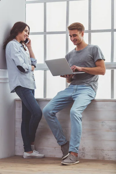 Gelukkige Paar Gebruikt Laptop Praten Telefoon Terwijl Buurt Van Vensterbanken — Stockfoto
