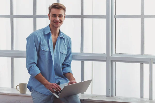 Mooie Jonge Man Het Blauwe Shirt Met Behulp Van Laptop — Stockfoto