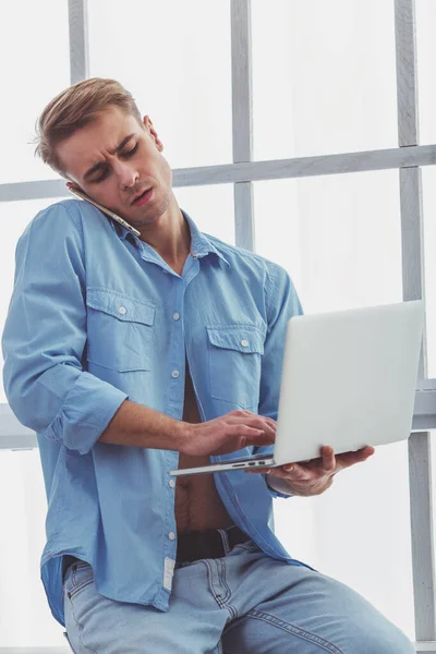 Schöner Junger Mann Blauem Hemd Und Heller Jeans Telefonierend Laptop — Stockfoto
