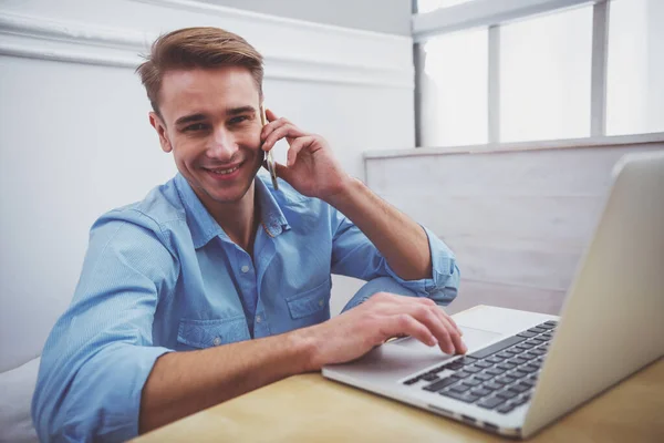 Vacker Ung Man Blå Tröja Och Ljusa Jeans Använda Laptop — Stockfoto