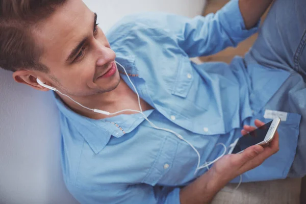Giovane Bell Uomo Camicia Blu Jeans Ascoltare Musica Uno Smartphone — Foto Stock
