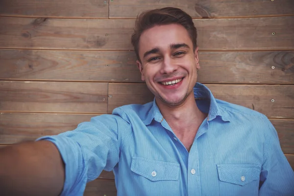 Junger Gutaussehender Mann Blauen Hemd Auf Dem Holzboden Liegend Lächelnd — Stockfoto