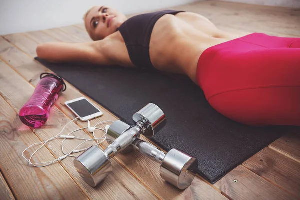 Beautiful Blonde Sportswoman Looking Away Lying Yoga Mat Wooden Floor — Stock Photo, Image