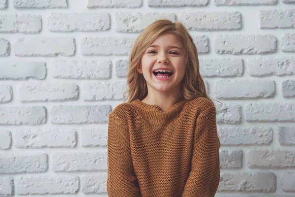 Portret Dość Mała Blondynka Szuka Aparacie Śmiejąc Się Stojąc Przed — Zdjęcie stockowe
