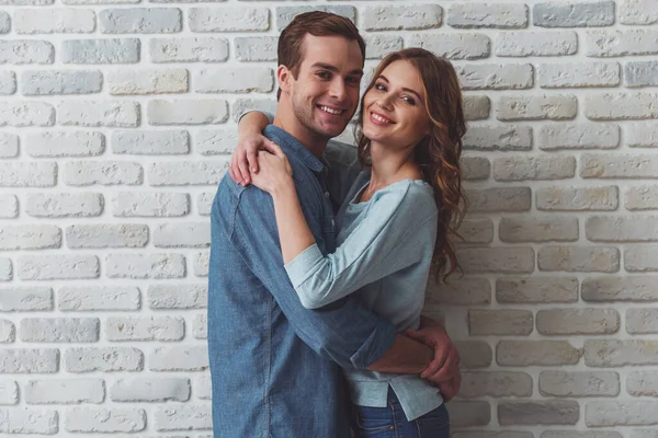 Bonito Abraço Jovem Casal Olhando Para Câmera Sorrindo Enquanto Está — Fotografia de Stock