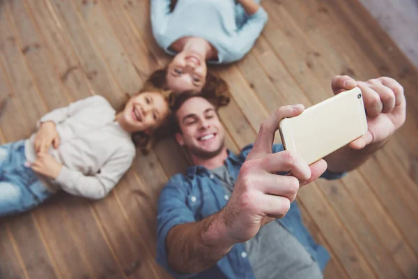 Tampilan Utama Dari Ayah Muda Yang Tampan Membuat Selfie Dengan — Stok Foto