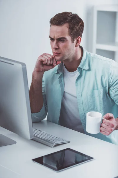 Jovem Empresário Atraente Usando Computador Beber Café Pensar Enquanto Trabalhava — Fotografia de Stock