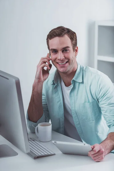 Genç Çekici Adamı Günlük Kıyafetler Içinde Tablet Kullanıyor Telefonda Konuşuyor — Stok fotoğraf