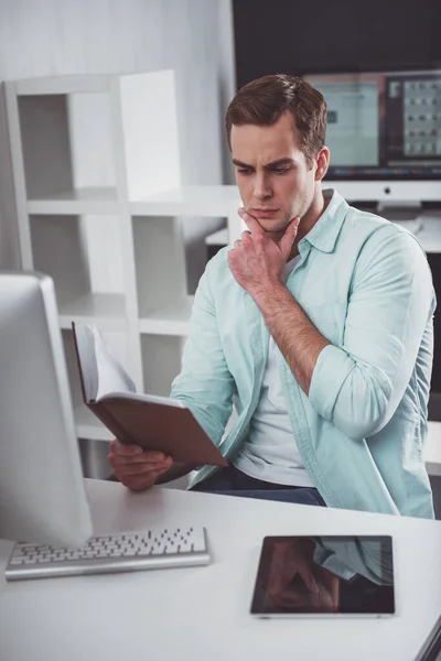 Ung Attraktiv Affärsman Casual Kläder Läsning Medan Arbetar Kontoret — Stockfoto