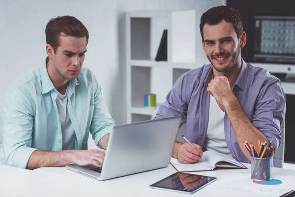 Dois Jovens Empresários Atraentes Roupas Casuais Usando Laptop Sorrindo Enquanto — Fotografia de Stock