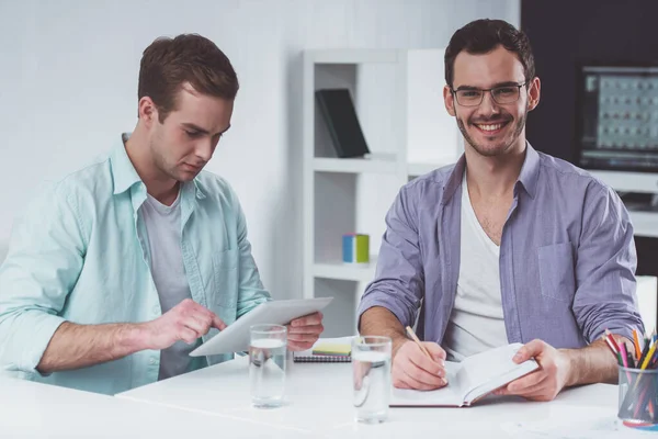 Dos Jóvenes Atractivos Hombres Negocios Ropa Casual Usando Tableta Tomando —  Fotos de Stock