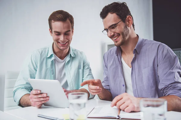 Två Unga Attraktiva Affärsmän Casual Kläder Med Hjälp Tablet Prata — Stockfoto