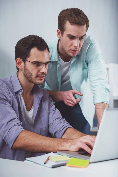 Två Unga Attraktiva Affärsmän Casual Kläder Med Hjälp Laptop Medan — Stockfoto