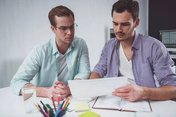 Två Unga Attraktiva Affärsmän Casual Kläder Diskuterar Grafer När Arbetar — Stockfoto