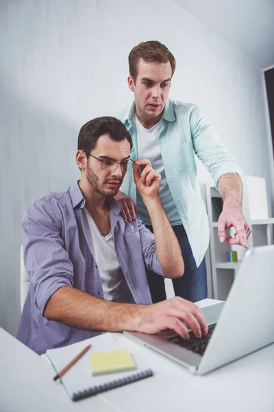 Två Unga Attraktiva Affärsmän Casual Kläder Med Hjälp Laptop Och — Stockfoto