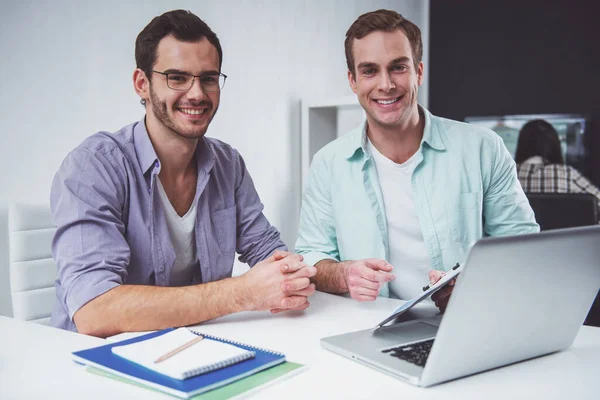 Two Young Attractive Businessmen Casual Clothes Using Laptop Looking Camera — Stock Photo, Image