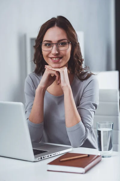 Joven Mujer Negocios Atractiva Ropa Casual Sonriendo Mirando Cámara Mientras — Foto de Stock