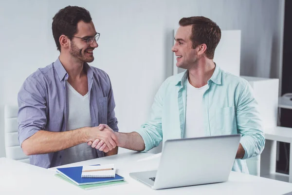 Två Unga Attraktiva Affärsmän Casual Kläder Skakar Sina Händer Och — Stockfoto