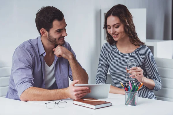 Jonge Aantrekkelijke Zakenman Vrouw Casual Kleding Met Behulp Van Tablet — Stockfoto