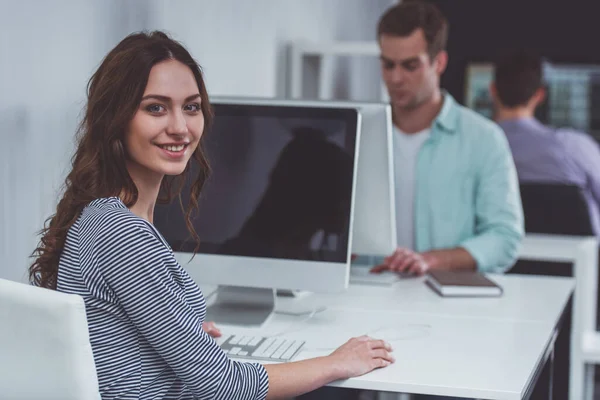 Jonge Aantrekkelijke Zakenvrouw Casual Kleding Glimlachen Kijken Camera Achtergrond Mensen — Stockfoto