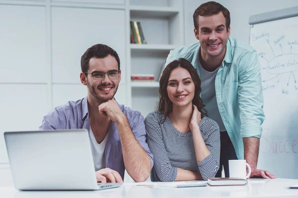 Twee Jonge Aantrekkelijke Zakenlieden Een Mooie Zakenvrouw Casual Kleding Met — Stockfoto